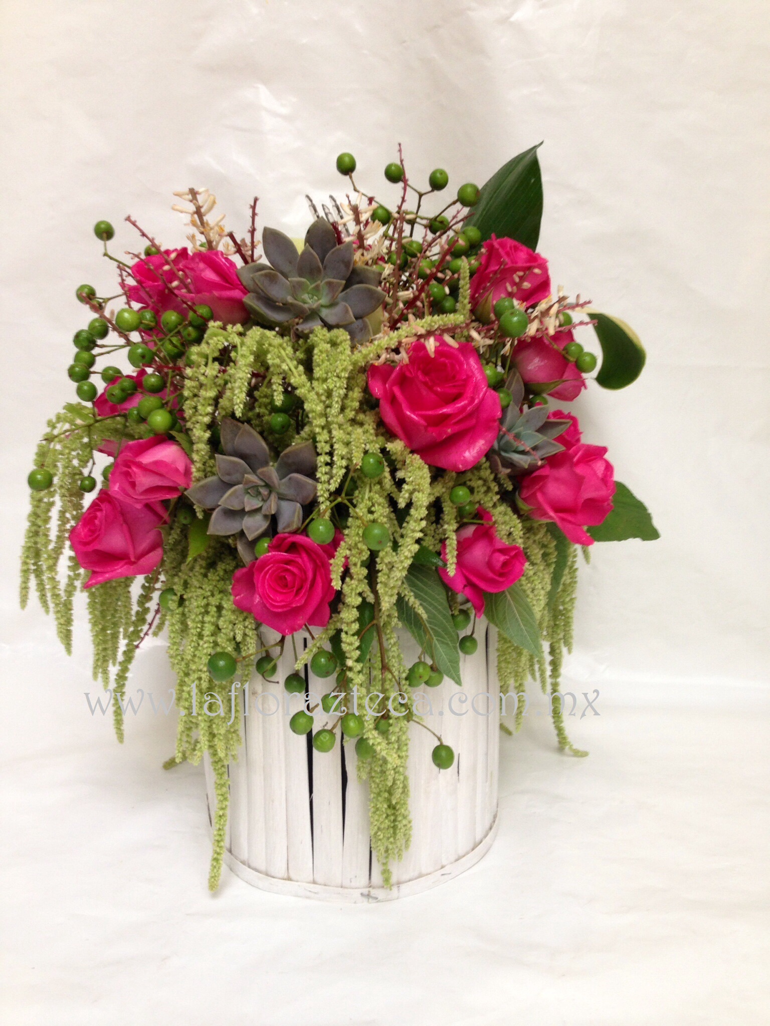 MD - 140  $780
Base cilindrica de madera con rosas,suculentas y amaranto verde