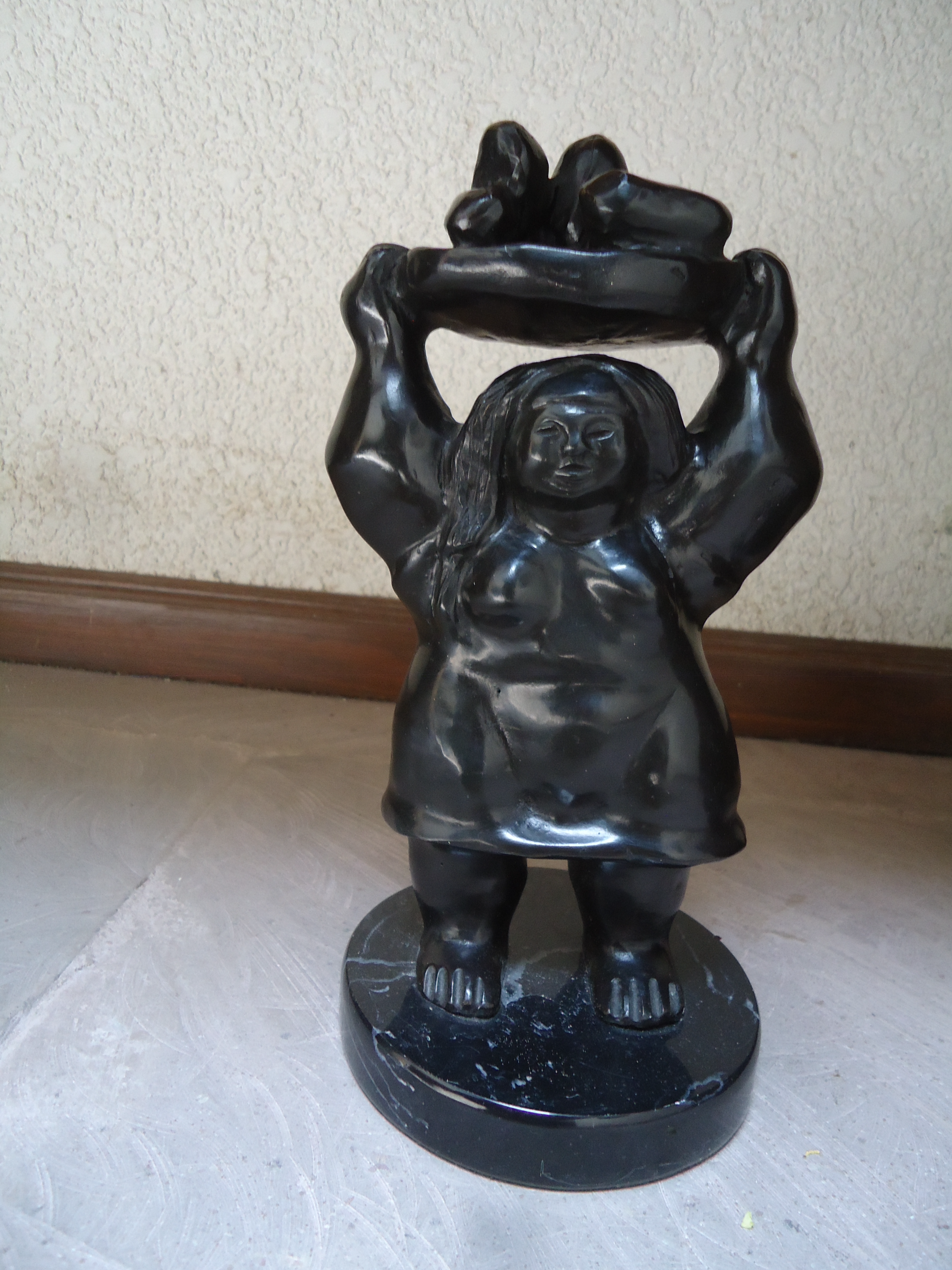9
Fernando Botero
Escultura en bronce
14 x 7 x 22 alt. cms.