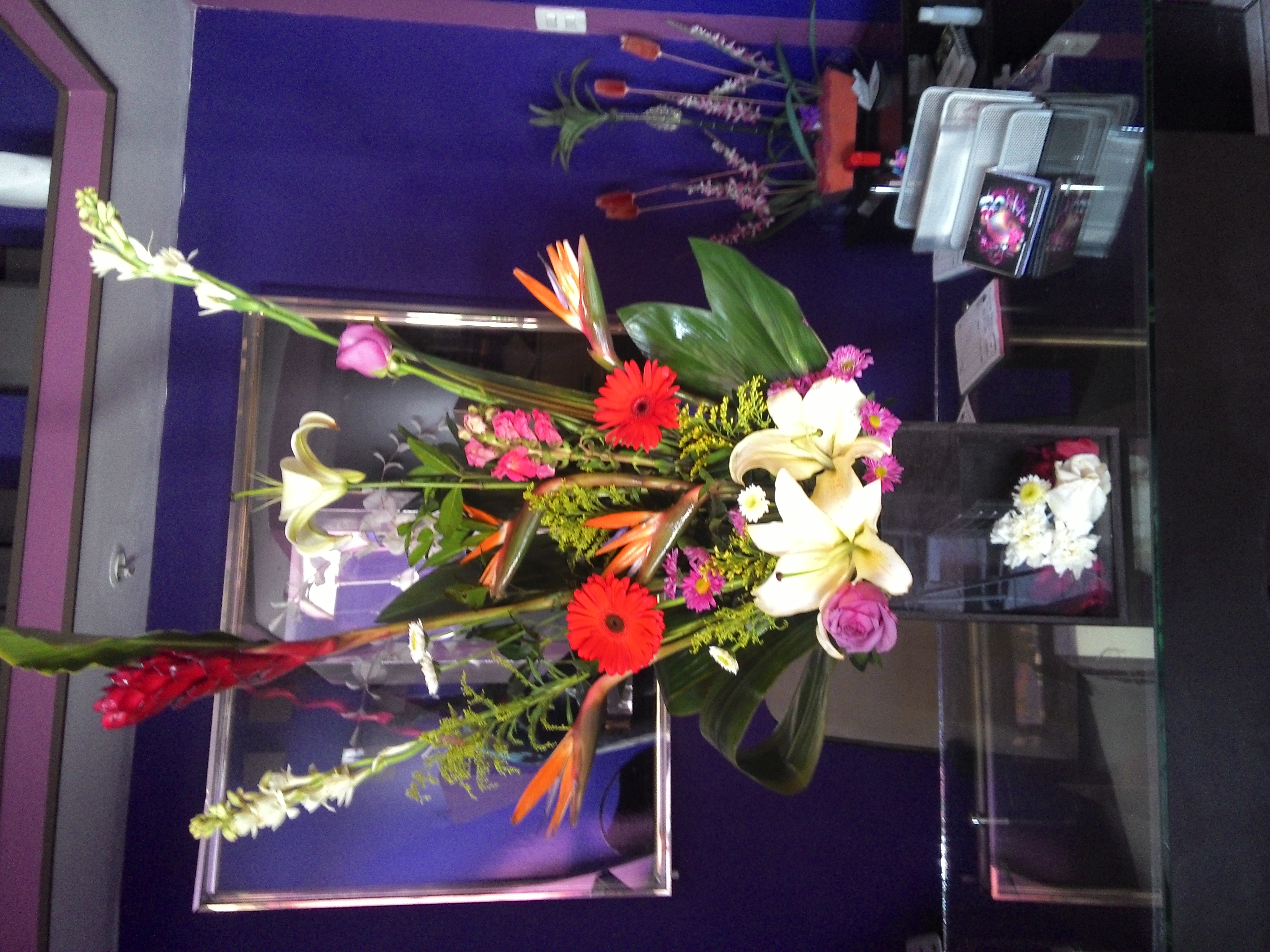 Arreglo A43 con lilies, gerberas y ave de paraiso.
$750