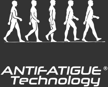 Persona con zapatillas deportivas azules de senderismo en pasillo de almacén.