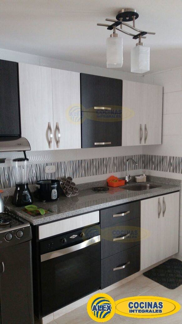 Cocina lineal en colores Volcano y Glacial con barra independiente