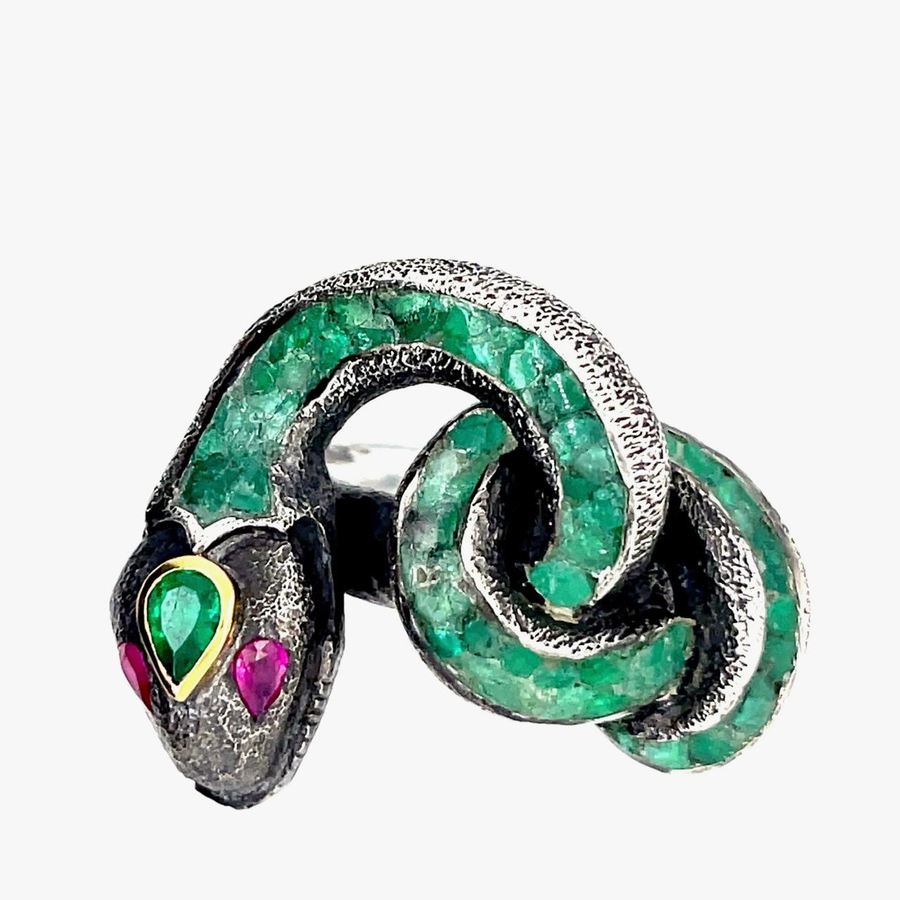 Anillo de oro con diamantes, diseño intrincado, piedra central grande, sobre superficie oscura.