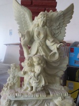 Ángel de la guarda en cantera amarilla