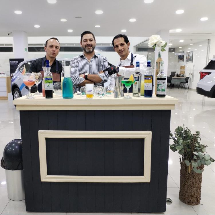 Modulo de Barra Negra
Mesa solo interior
 1.03M Alto
45cm Profundidad
1.27M Ancho
$150.000
 Alquiler