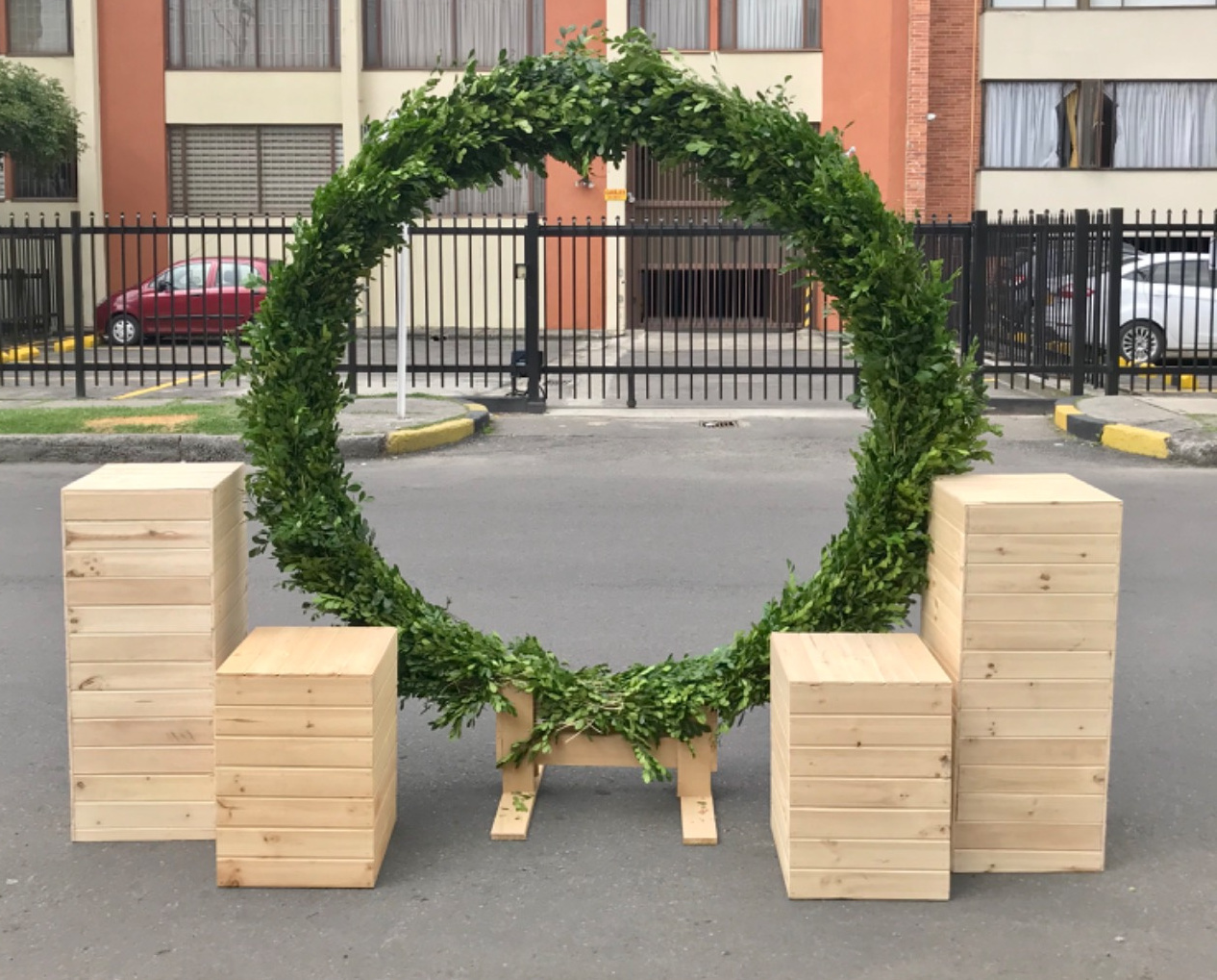 Mesas Cubicas
$50.000 Unidad
Alta 1,02 M Altura .41x41cm
Pequeña 58 CM Altura.41x41cm
Panel Circular Hueco
$250.000 Alquiler
Con Follaje Natural
Alto 2.20m
Ancho 1.95m
Alto Interno 1.93m
( Para Flores o Glogos)