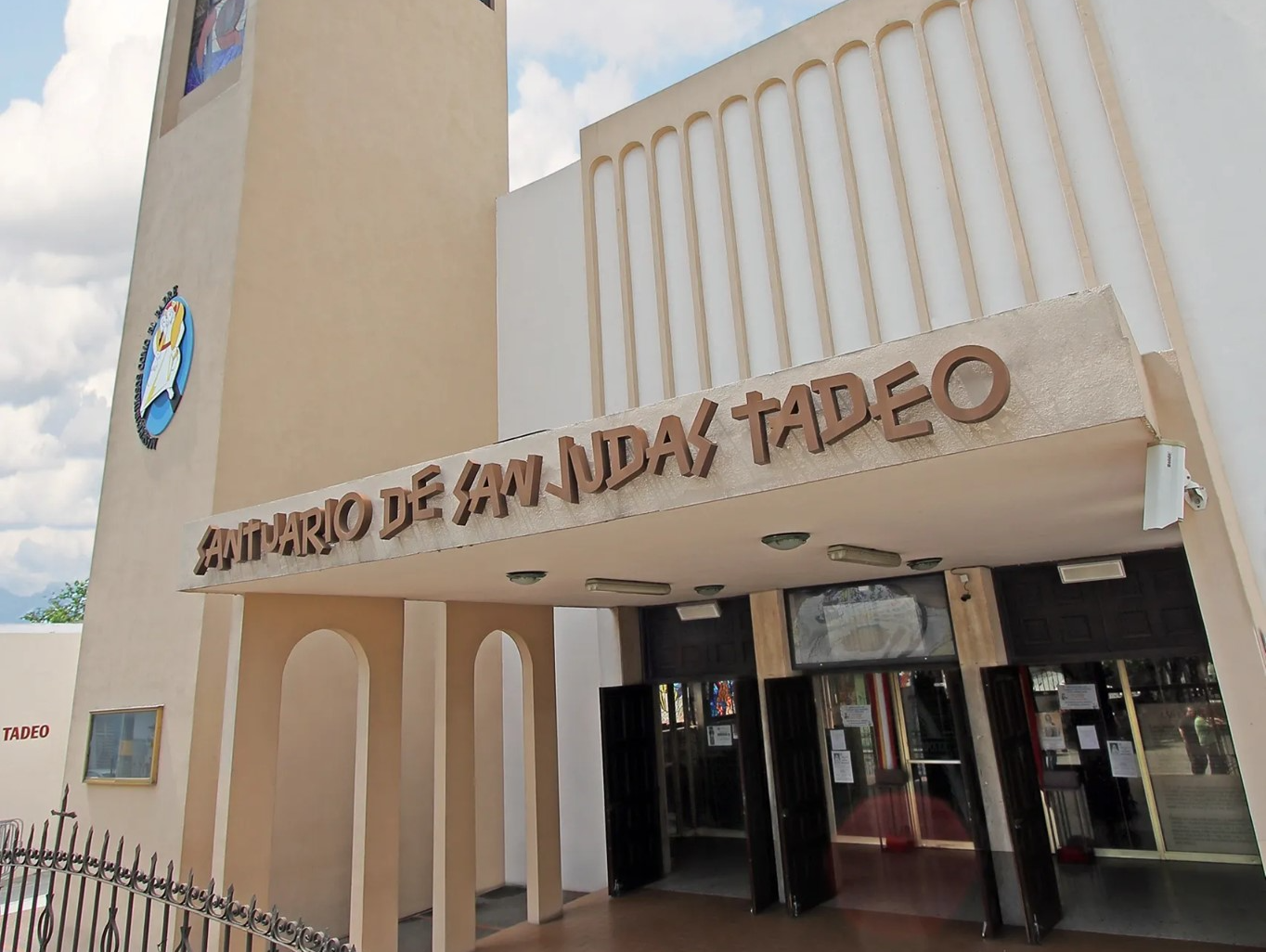 Pantalla de computadora mostrando gráficos financieros con teclado iluminado en primer plano.