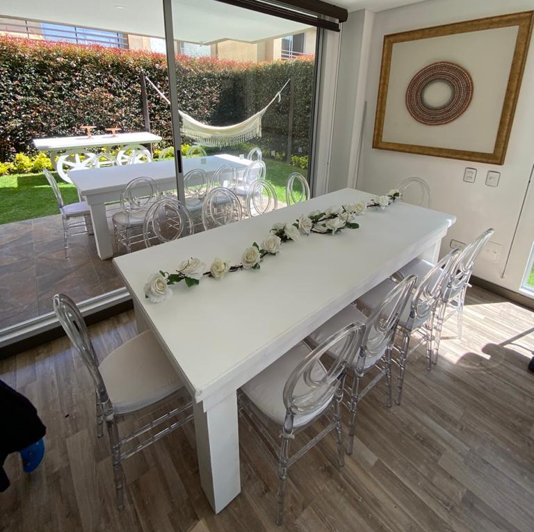 Mesa Rectangular de Madera Blanca
Medidas: 2.20m x 1m
$90.000
( Sin sillas )