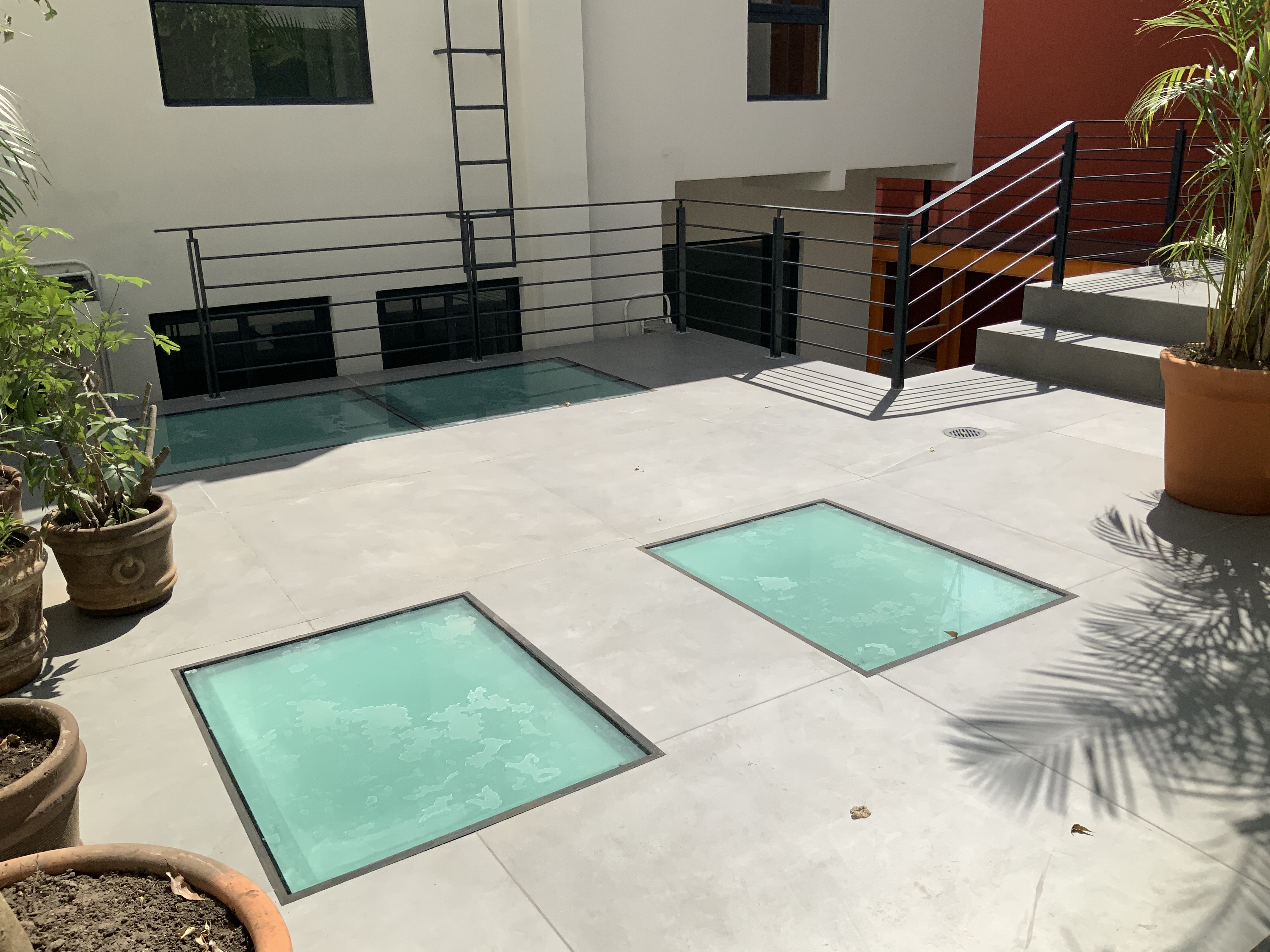 Tragaluces de cristal laminado en terraza de Clinica Hera 66, Col. Credito Constructor, CDMX.