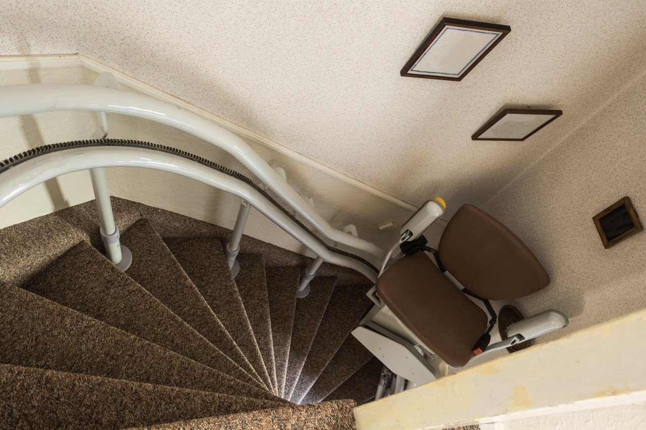 Stairlift chair for curved staircase