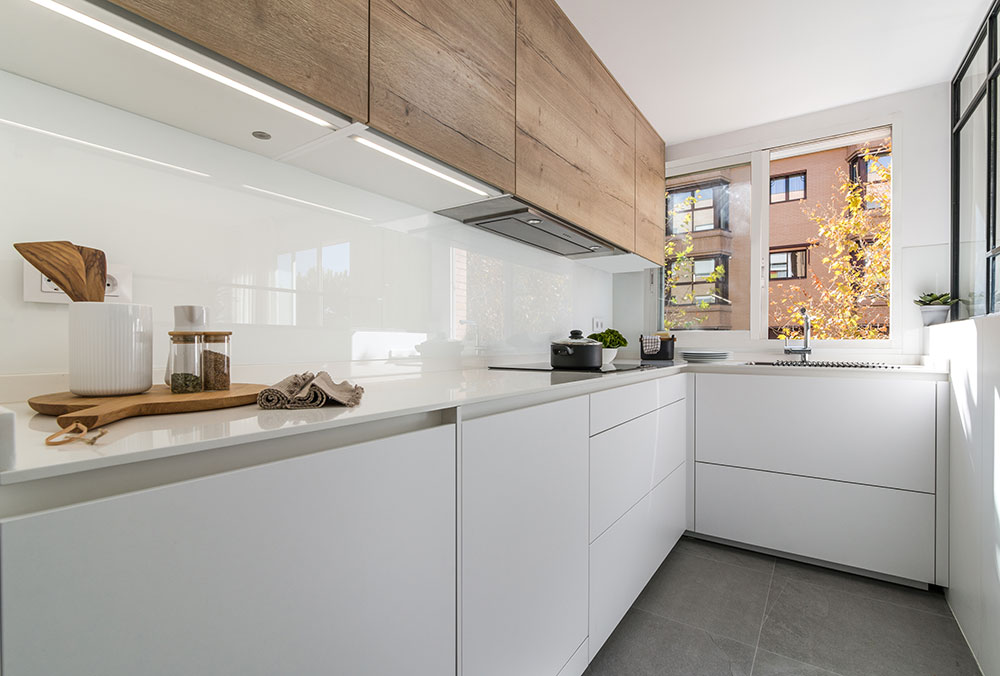 https://0201.nccdn.net/4_2/000/000/056/7dc/cocina-pequena-iluminacion.jpg