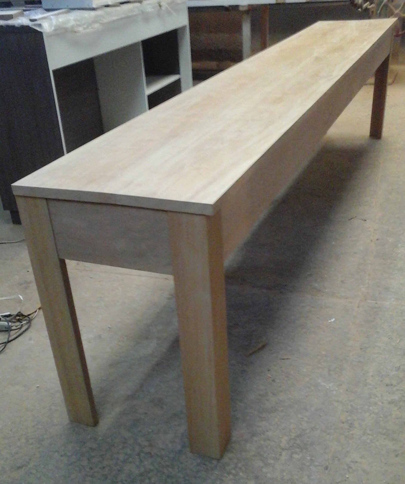Mesa maciça em madeira de peroba mica. 