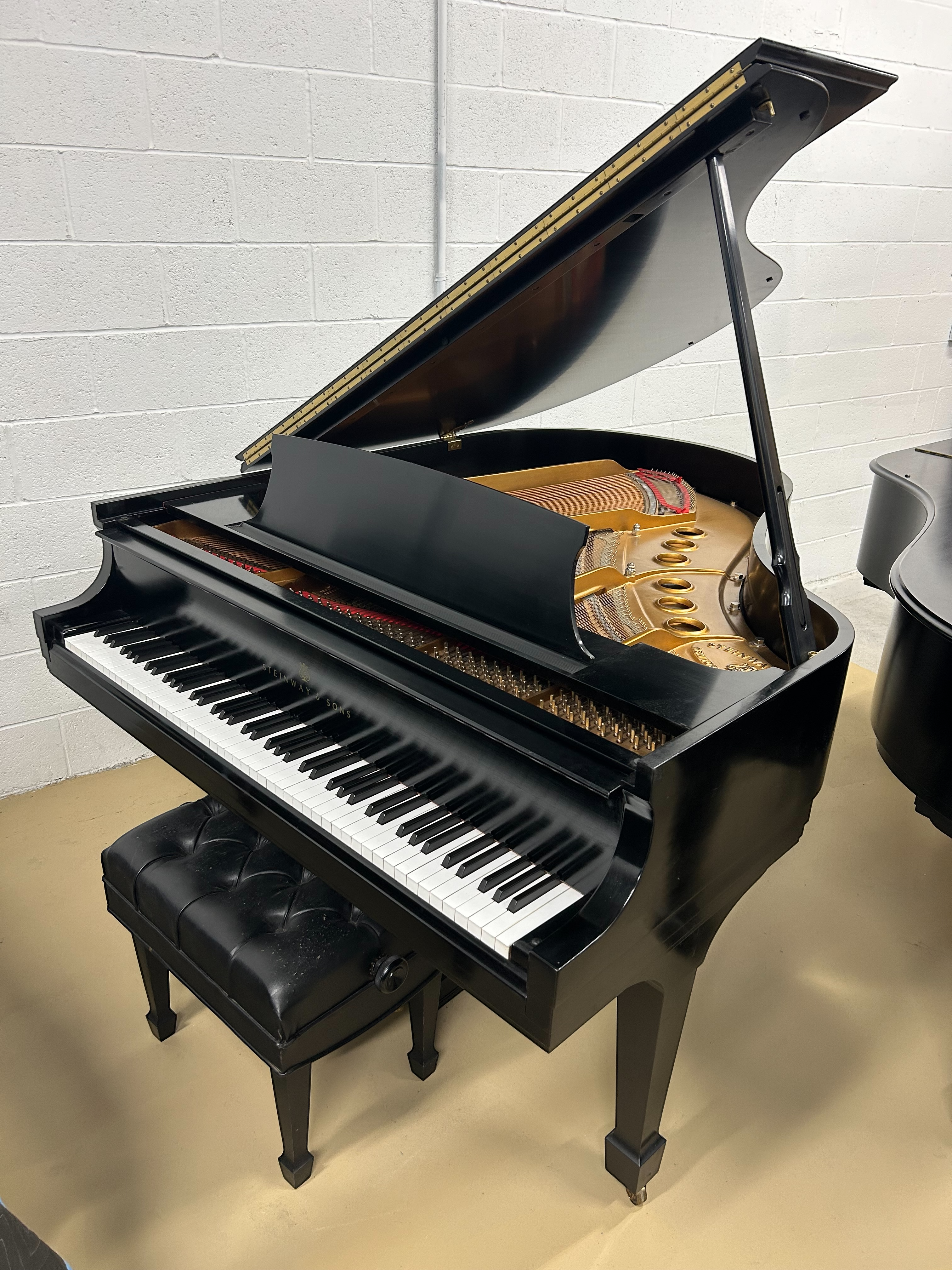1986 Steinway & Sons M Grand Piano
SKU: 4060490105
SOLD