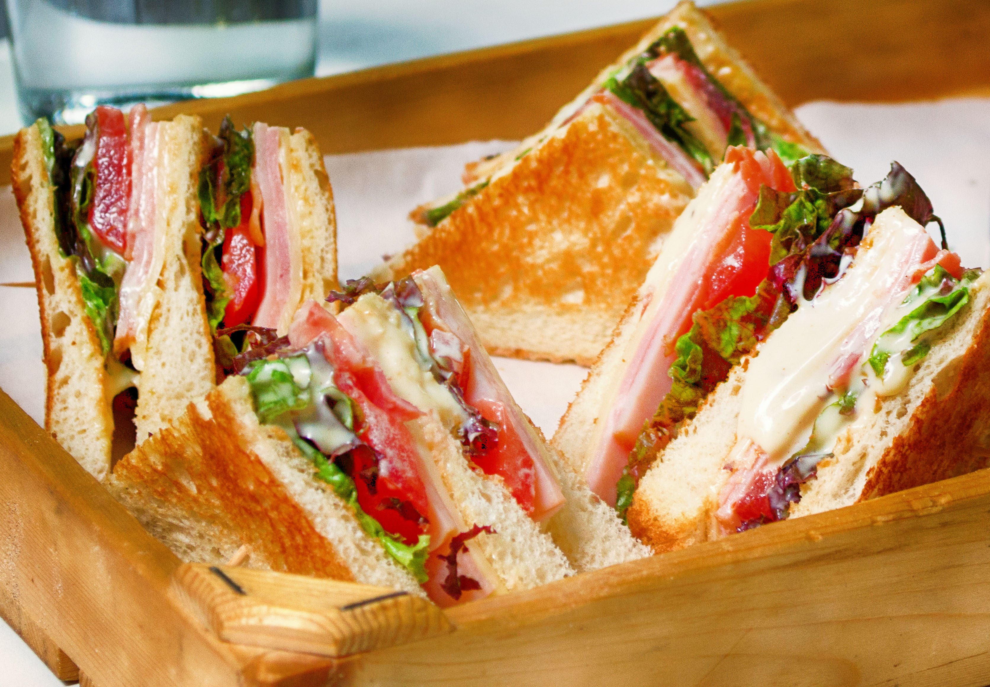 Delicioso Sandwich tradicional con queso danes, jamon picnic, catchup, mayonesa, lechuga y tomate preparado con los mejores materiales frescos.