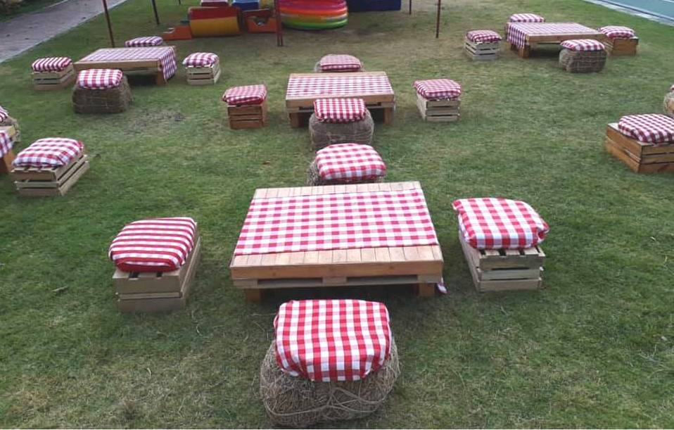 2 Puff de Heno + 1 Mesa Picnic baja(1m x 1.17cm)
+ 2 puff de guacal
Alquiler
Combo Alquiler
(Incluye Camino de Mesa y Cojines)
$ 92.000