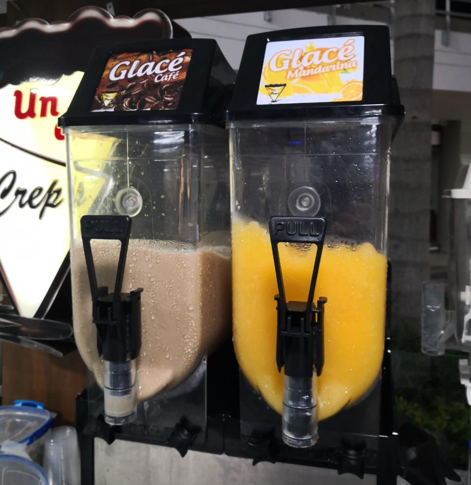 Refreshing beverages with mint garnish, accompanied by bread rolls and fresh tomatoes, on a wooden table in a cozy, softly lit kitchen. Refreshing beverages with mint garnish, accompanied by bread rolls and fresh tomatoes, on a wooden table in a cozy, softly lit kitchen.