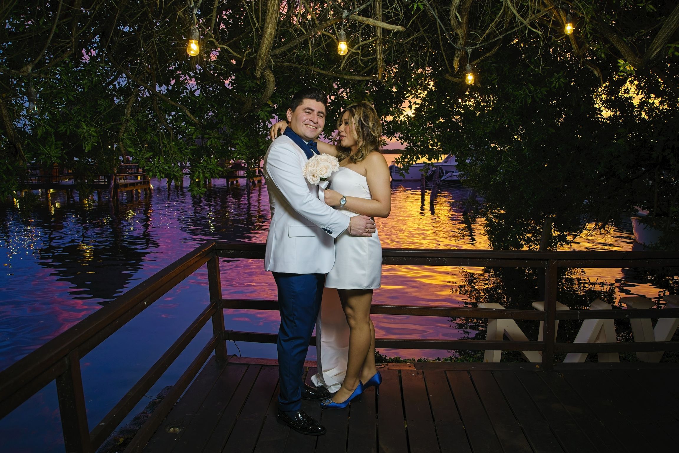 https://0201.nccdn.net/4_2/000/000/057/fca/luxartifices-wedding-navios-cancun-bride-and-groom-sunset052.jpg