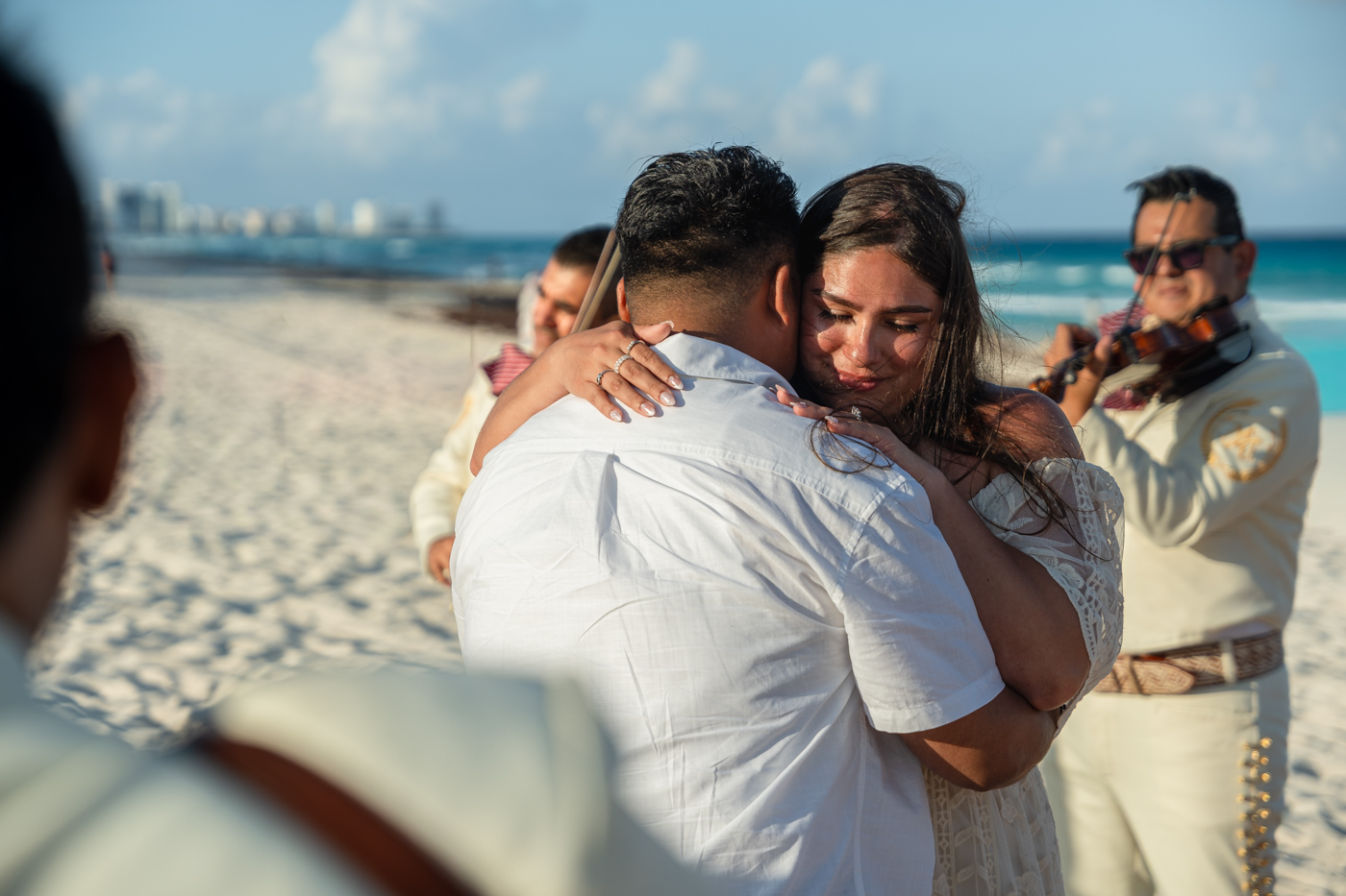 https://0201.nccdn.net/4_2/000/000/057/fca/romantic-mariachi-proposal-in-cancu%CC%81n071.jpg