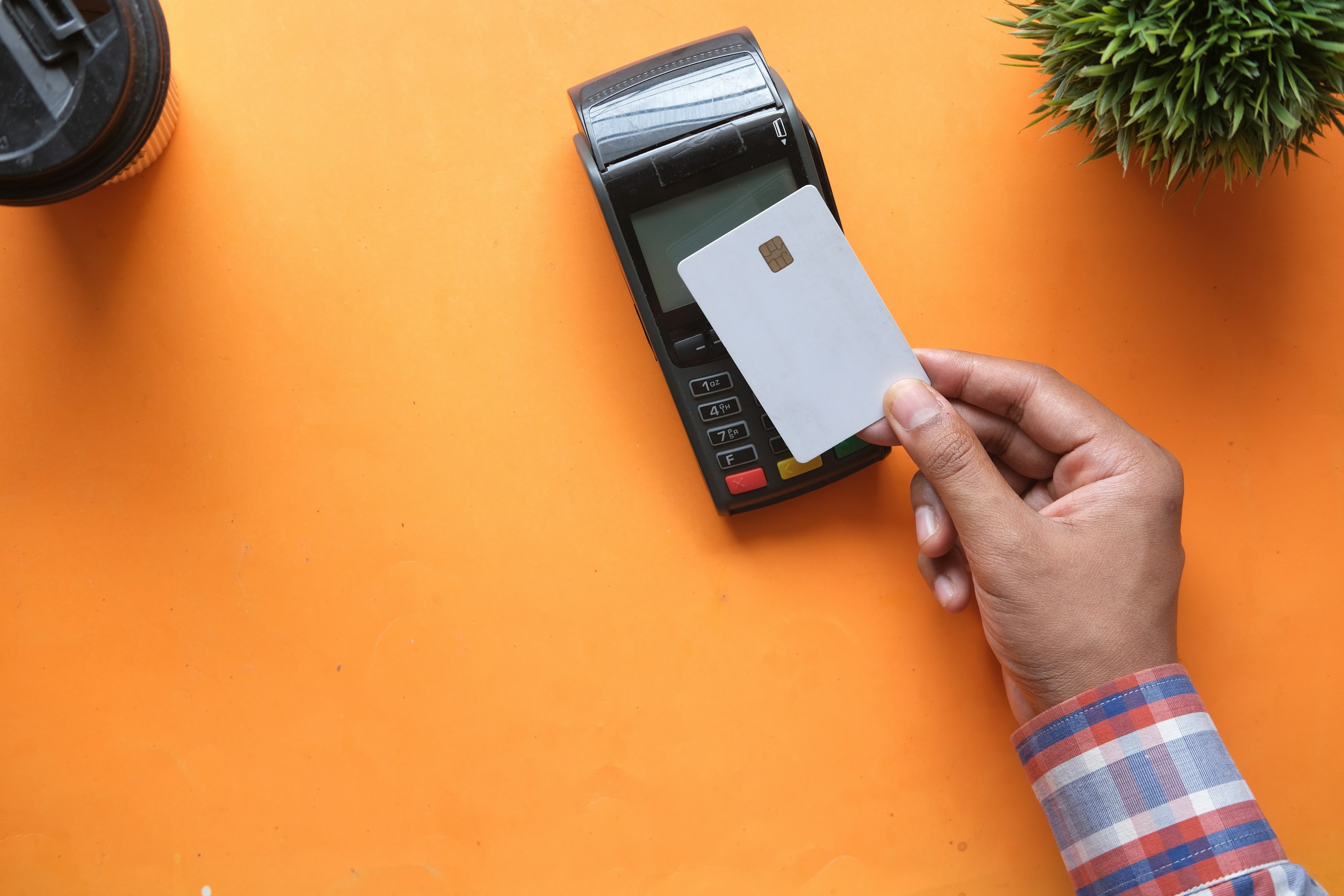 persona sosteniendo un dispositivo electrónico blanco y negro