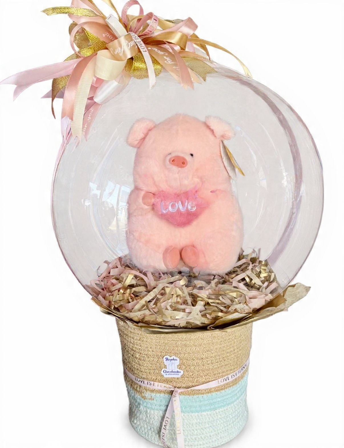 Dos hombres de negocios dándose la mano mientras se sientan en una mesa con documentos, simbolizando un acuerdo profesional. Dos hombres de negocios dándose la mano mientras se sientan en una mesa con documentos, simbolizando un acuerdo profesional.