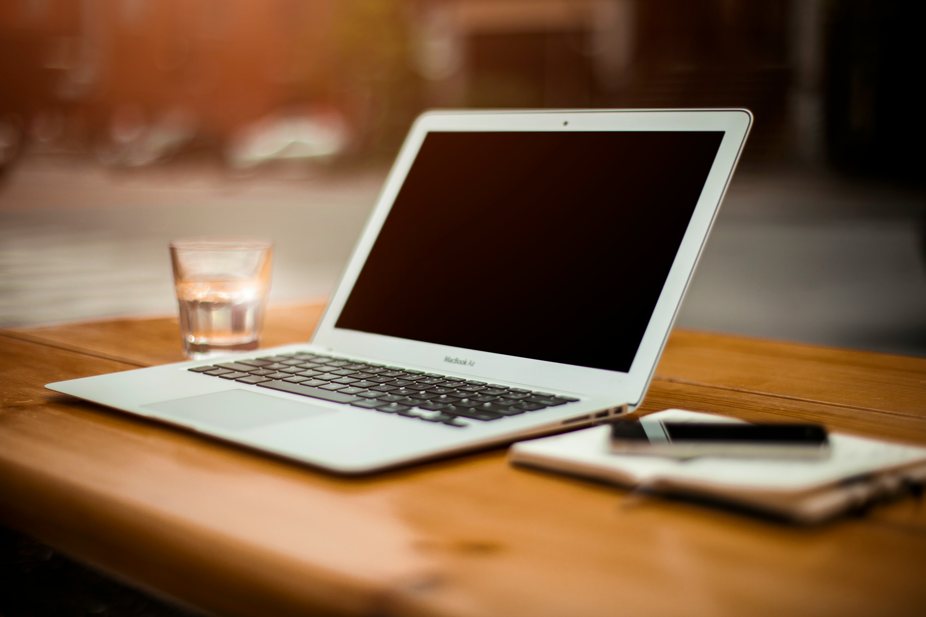 foto de MacBook Air apagado en mesa