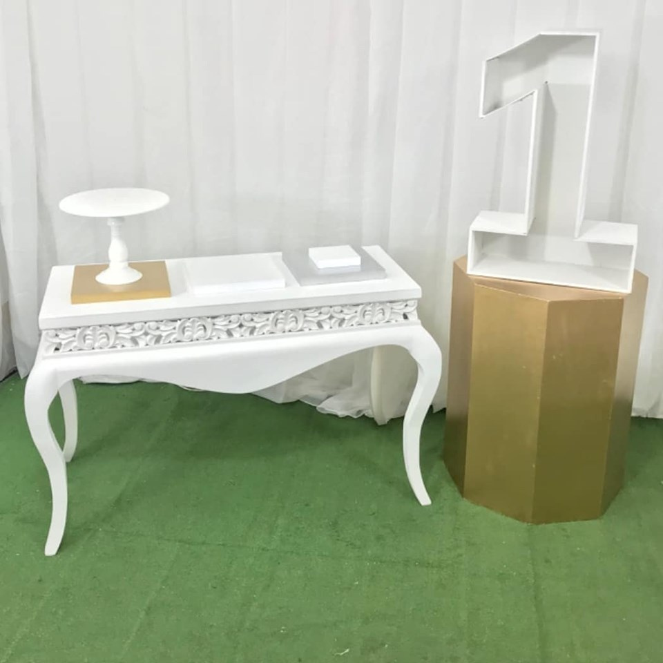 Troquelada Blanca 4 Lados
$ 100.000
79 CM DE ALTO
1.20 DE ANCHO
50CM DE PROFUNDIDAD