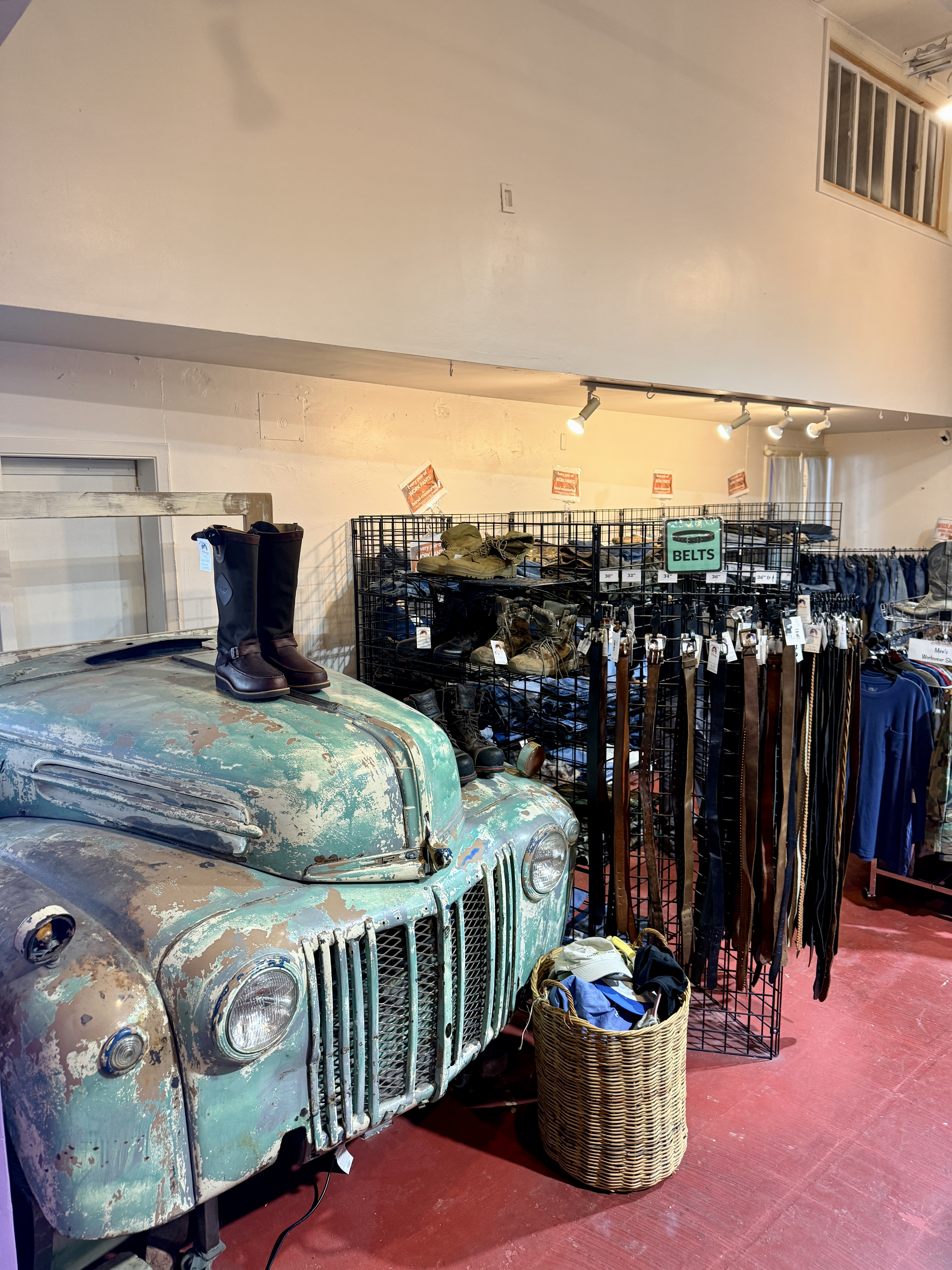 Aubergine Vintage Emporium ~ 119 Petaluma Blvd N