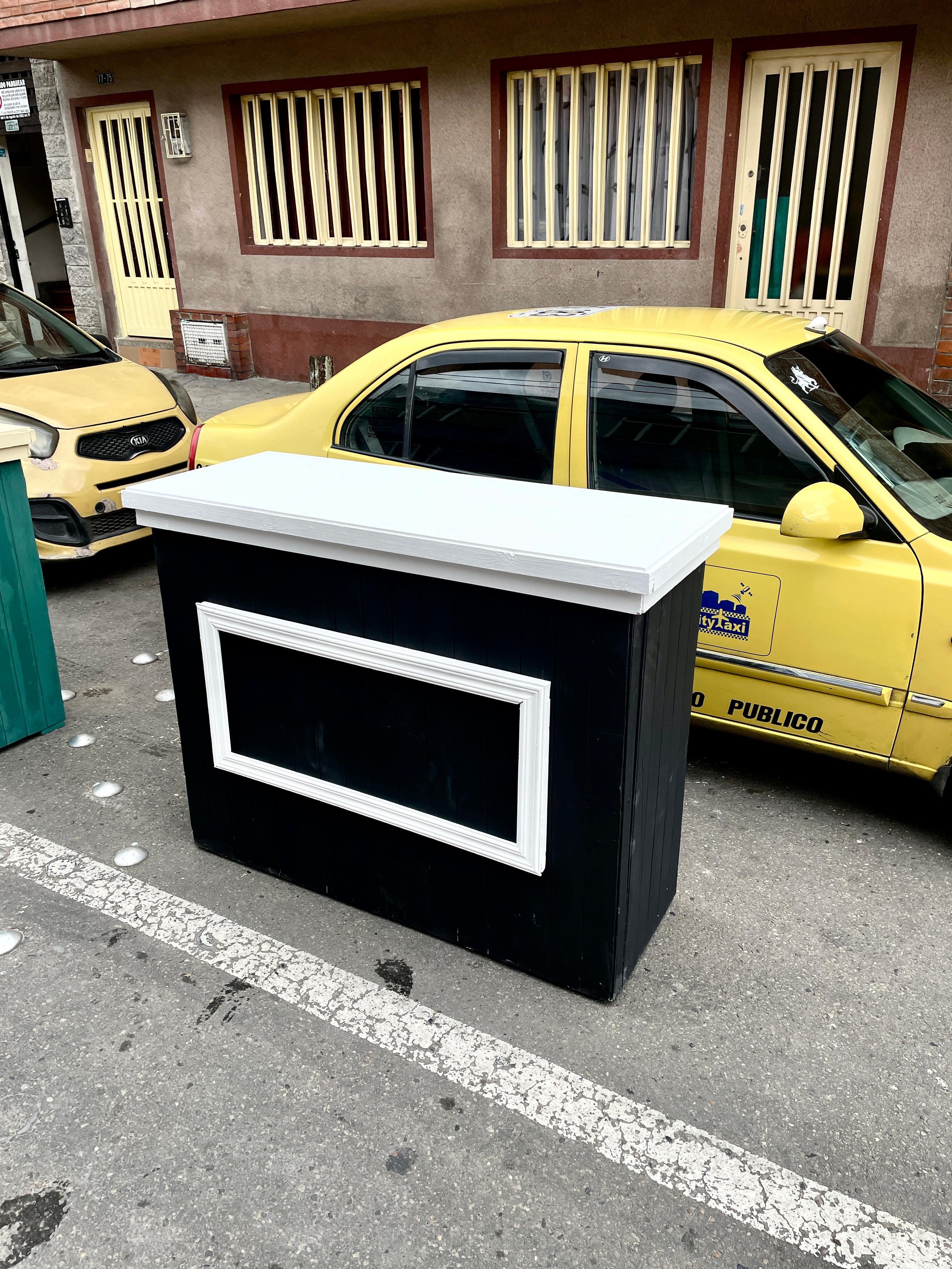 Modulo de Barra Negra y blanco
Mesa solo interior
 1.03M Alto
45cm Profundidad
1.27M Ancho
$150.000
 Alquiler