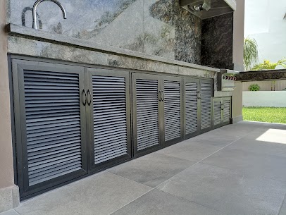 Puertas en exterior para area de asador en aluminio.