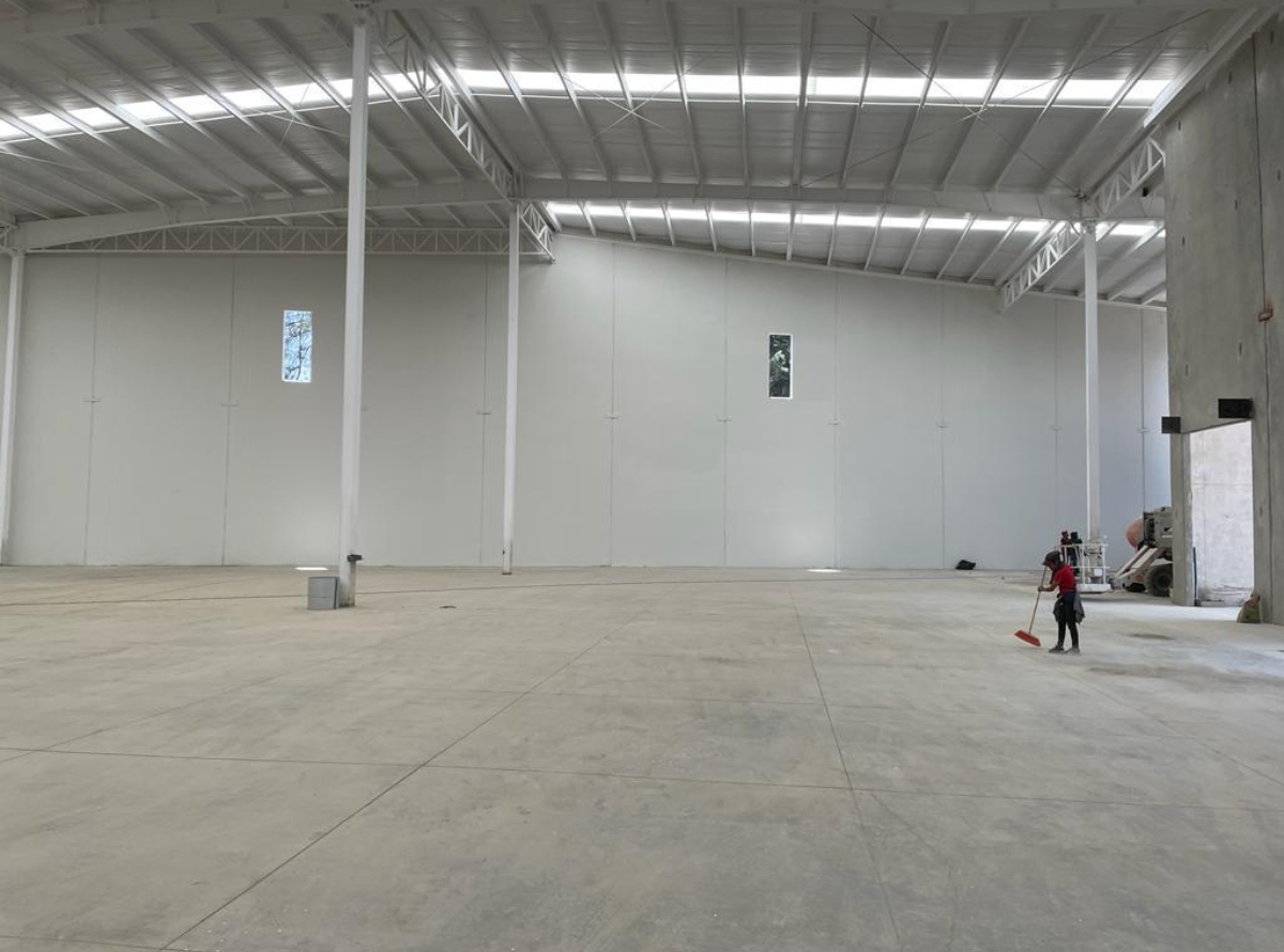 Bodega con andenes y seguridad. 2031 m2 parque industrial Lerma
