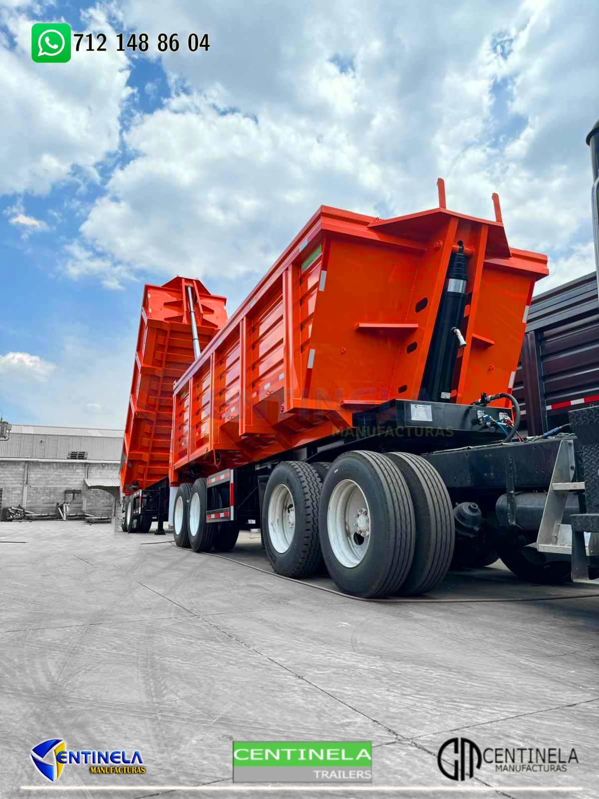 hombre con chaqueta gris y vaqueros azules sujetando papel blanco