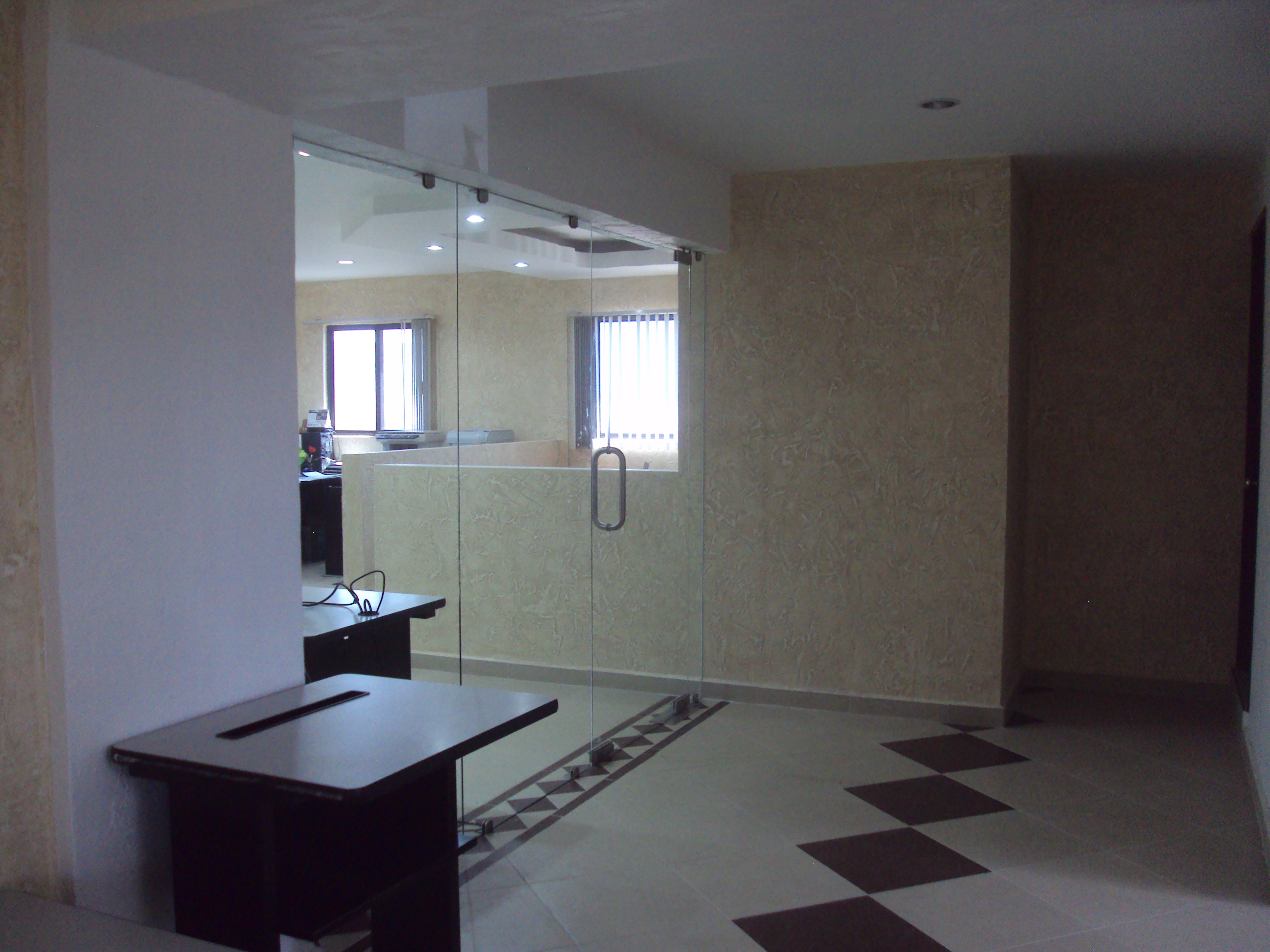 APLICACIÓN DE PASTA Y VIDRIO TEMPLADO OFICINAS