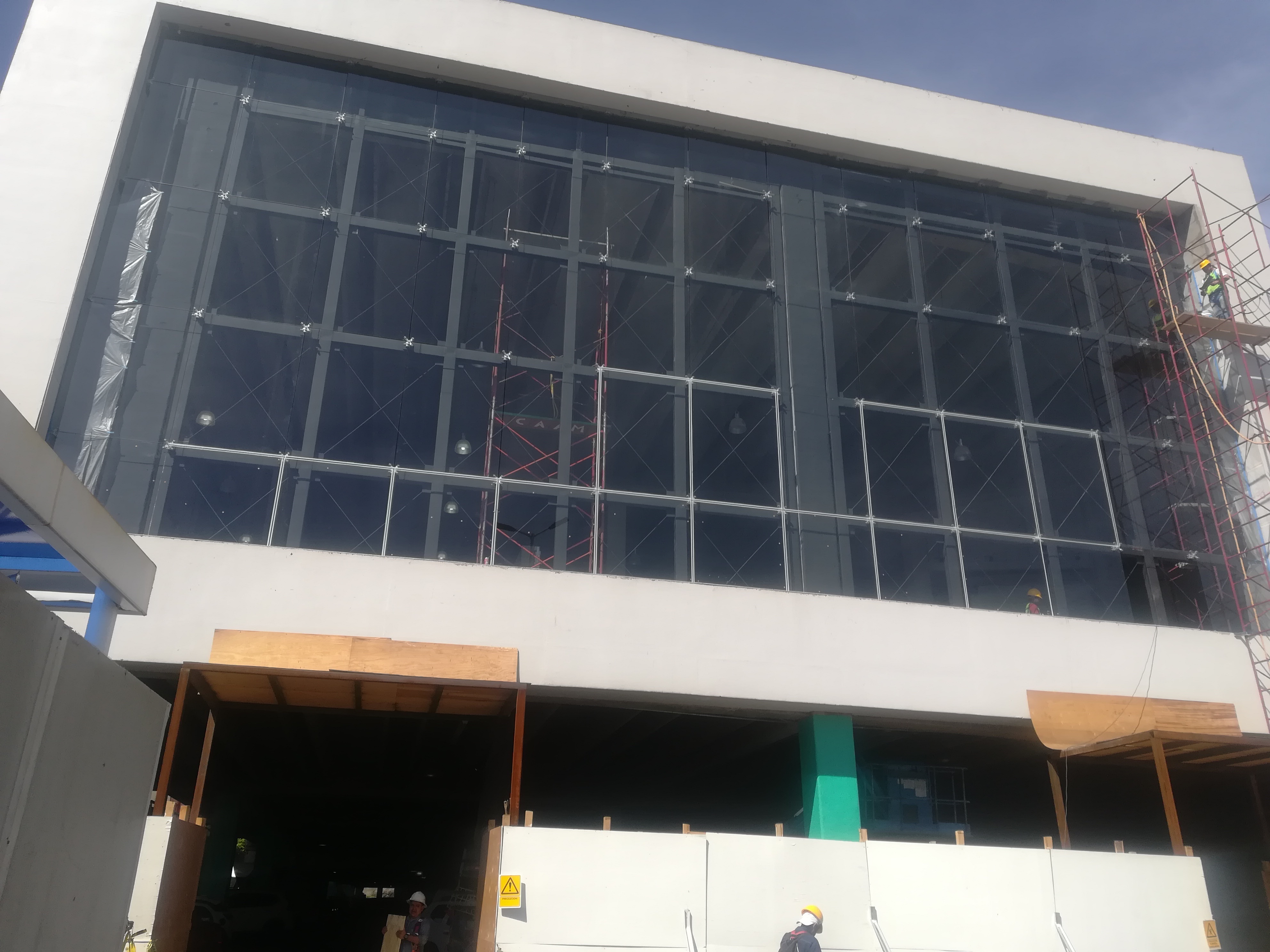 Fachada de vidrio en Plaza Comercial Coacalco.