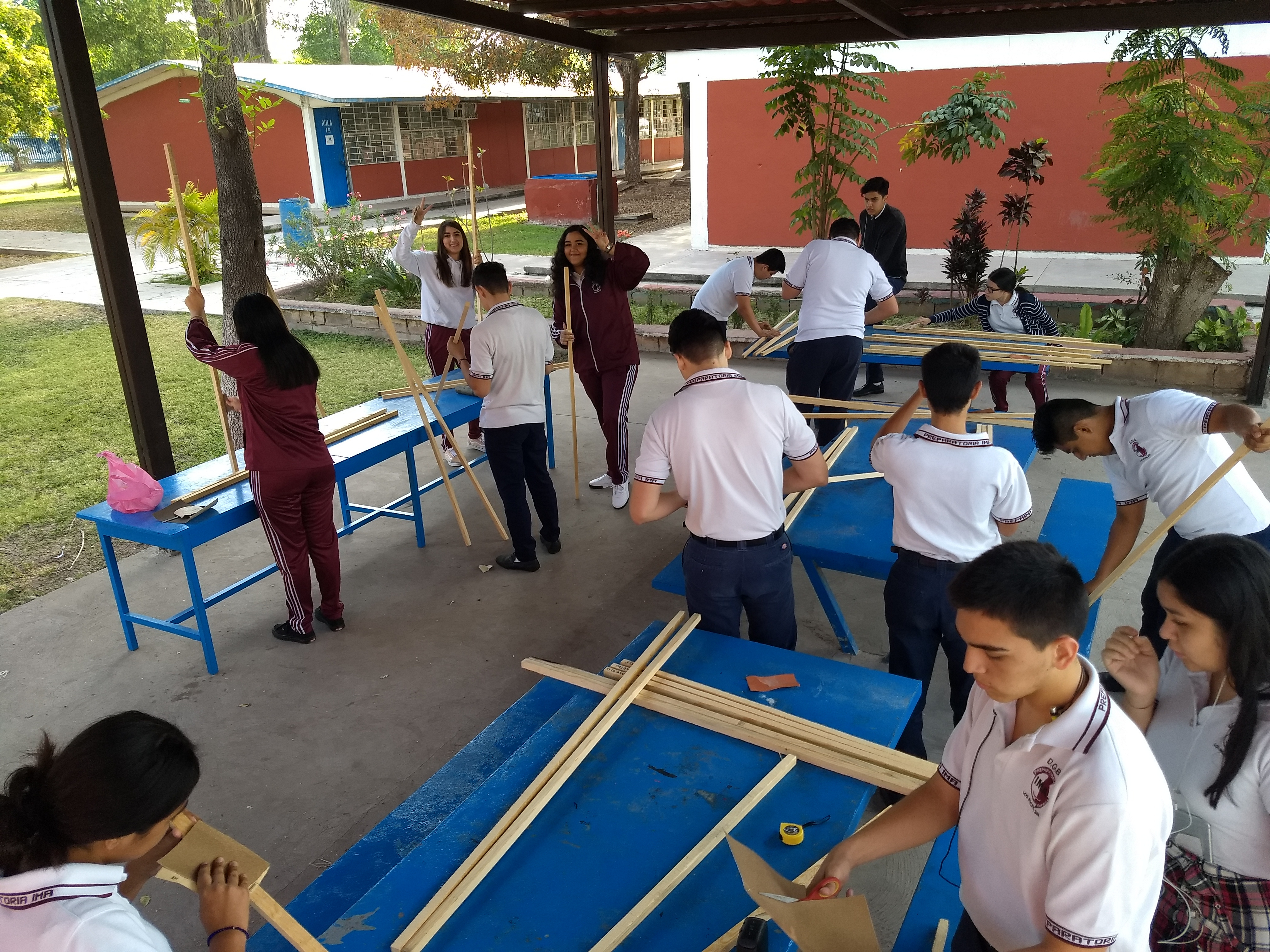 preparando material para exposición de  Diseño Gráfico 402