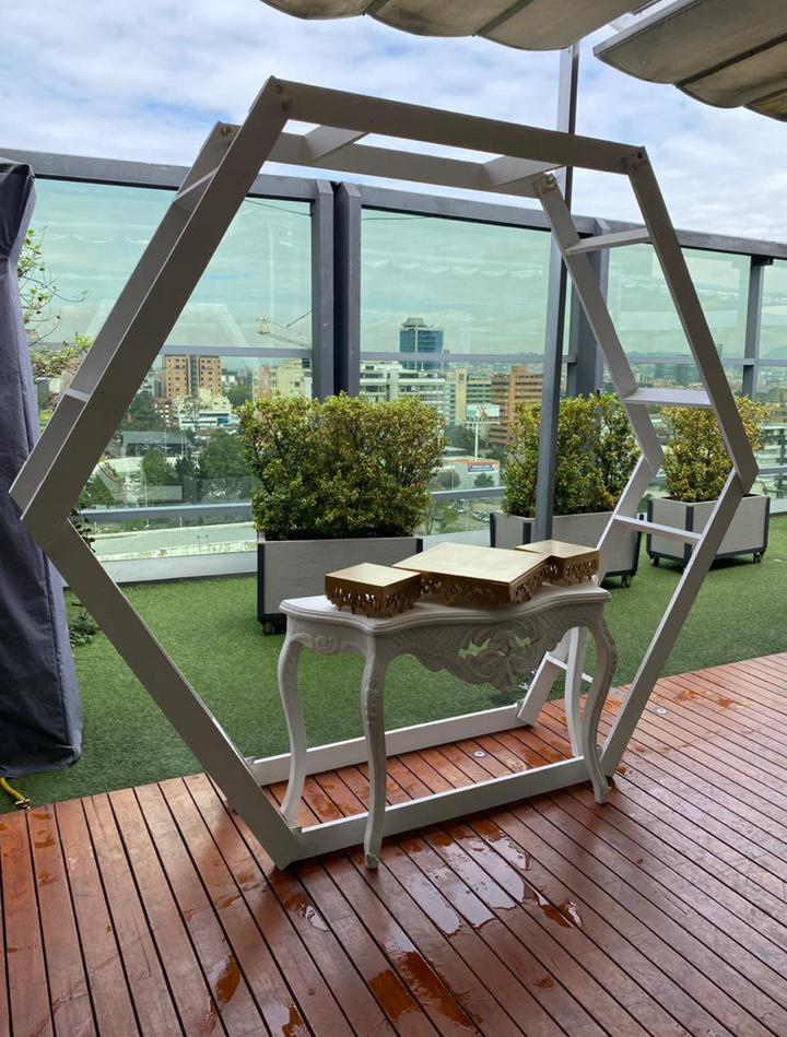 Estructura Hexagonal
Manejamos en 
(Color Blanco y Color Madera)
$150.000 Alquiler 
2.47cm Ancho
2.20m Alto
50cm Profunidad