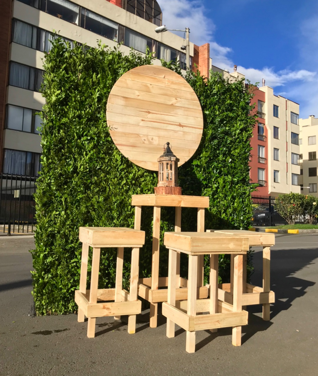 Mesa Coctelera Estilo Palet
$20.000 Alto 1 m / 50x50
Silla Coctelera Estilo Palet $12.000
Alto 72cm / 42x42