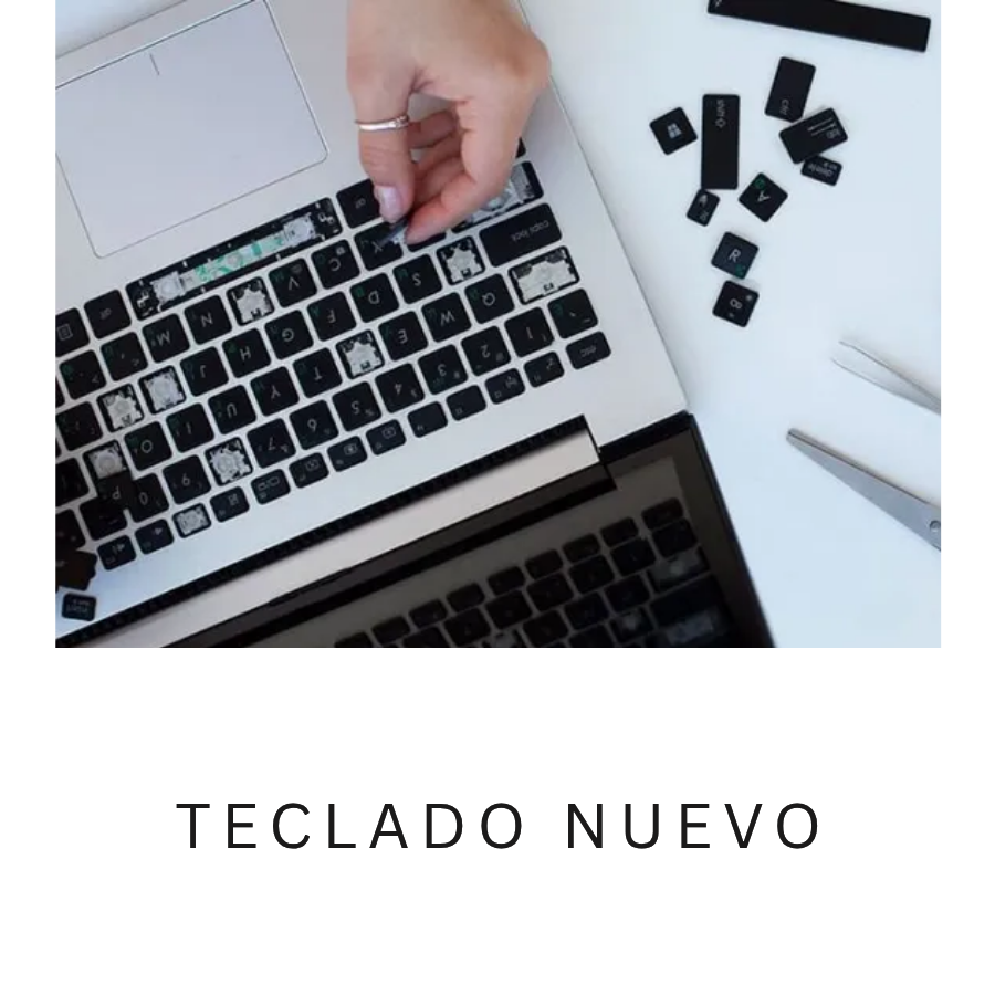 un hombre reparando una laptop