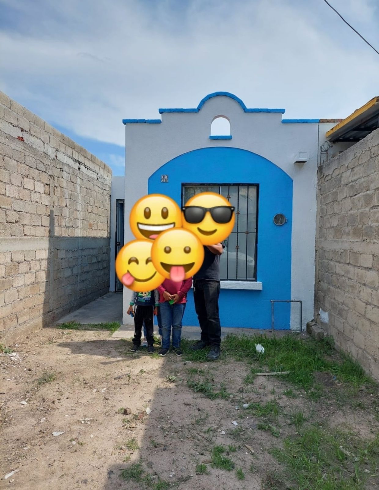 Casa moderna de dos pisos con arquitectura contemporánea, rodeada de jardín bien cuidado, cielo despejado al atardecer.