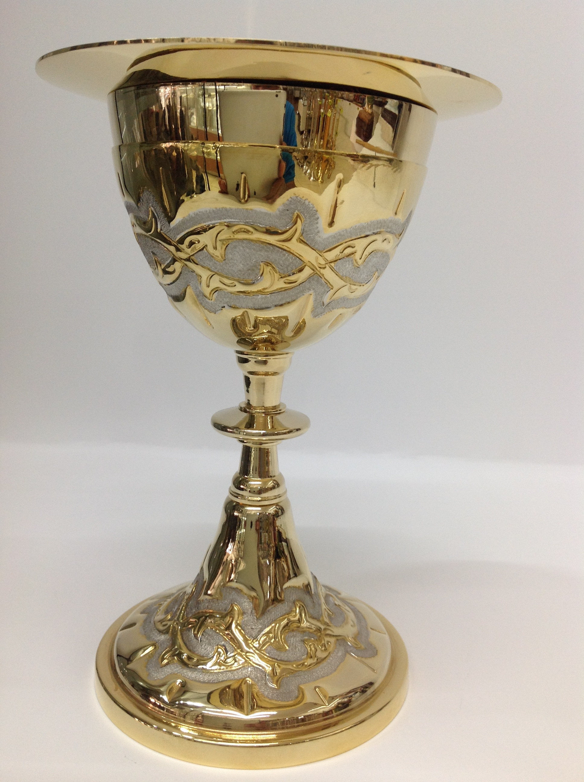 CALIZ EN CHAPA DE ORO COMBINADO EN DISEÑO DE CORONAS DE ESPINAS

preguntar por existencias.