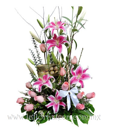 MD - 152  $1,880
Elegante diseño de rosas, acapulco y chocolates ferrero rocher 8pz