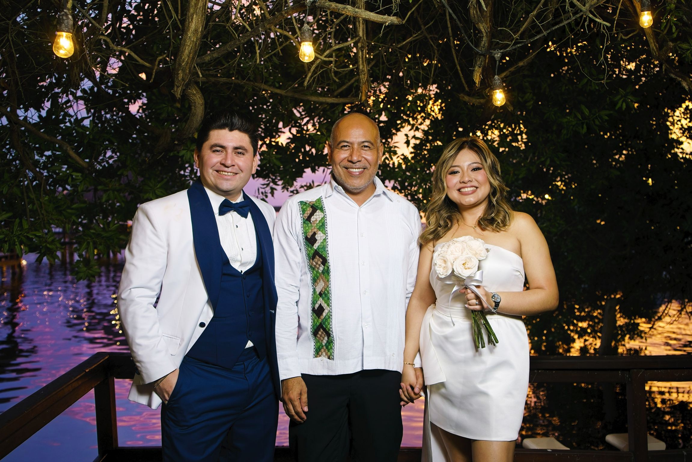 https://0201.nccdn.net/4_2/000/000/05e/0e7/luxartifices-wedding-navios-cancun-bride-and-groom-sunset049.jpg