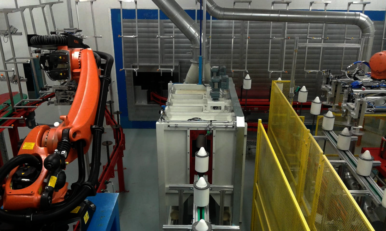 Brazo robótico industrial en línea de producción automatizada con cintas transportadoras y maquinaria de fábrica