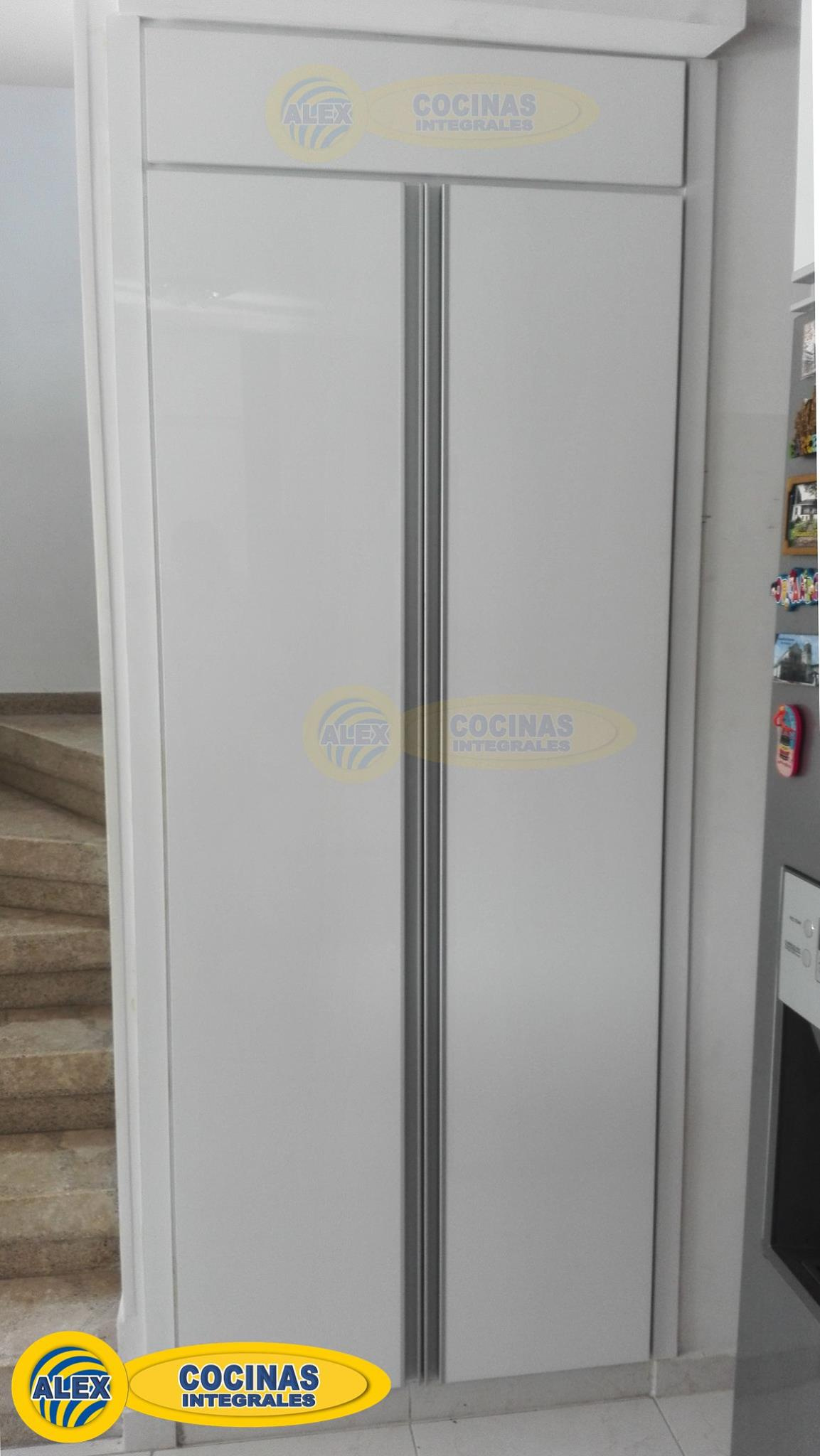 Alacena color Blanco Alto Brillo con manija perfil aluminio y canastilla abatible