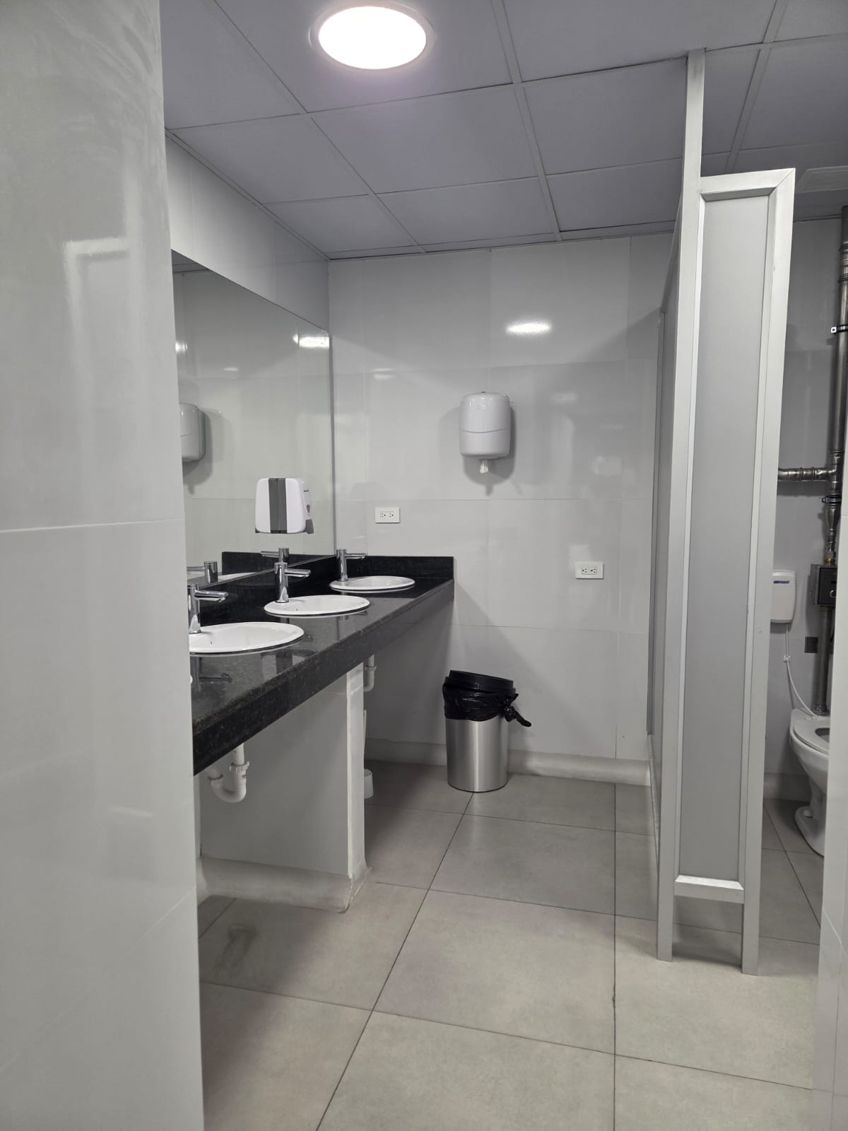 Remodelación área baños oficina adminstrativos Planta Pifo 