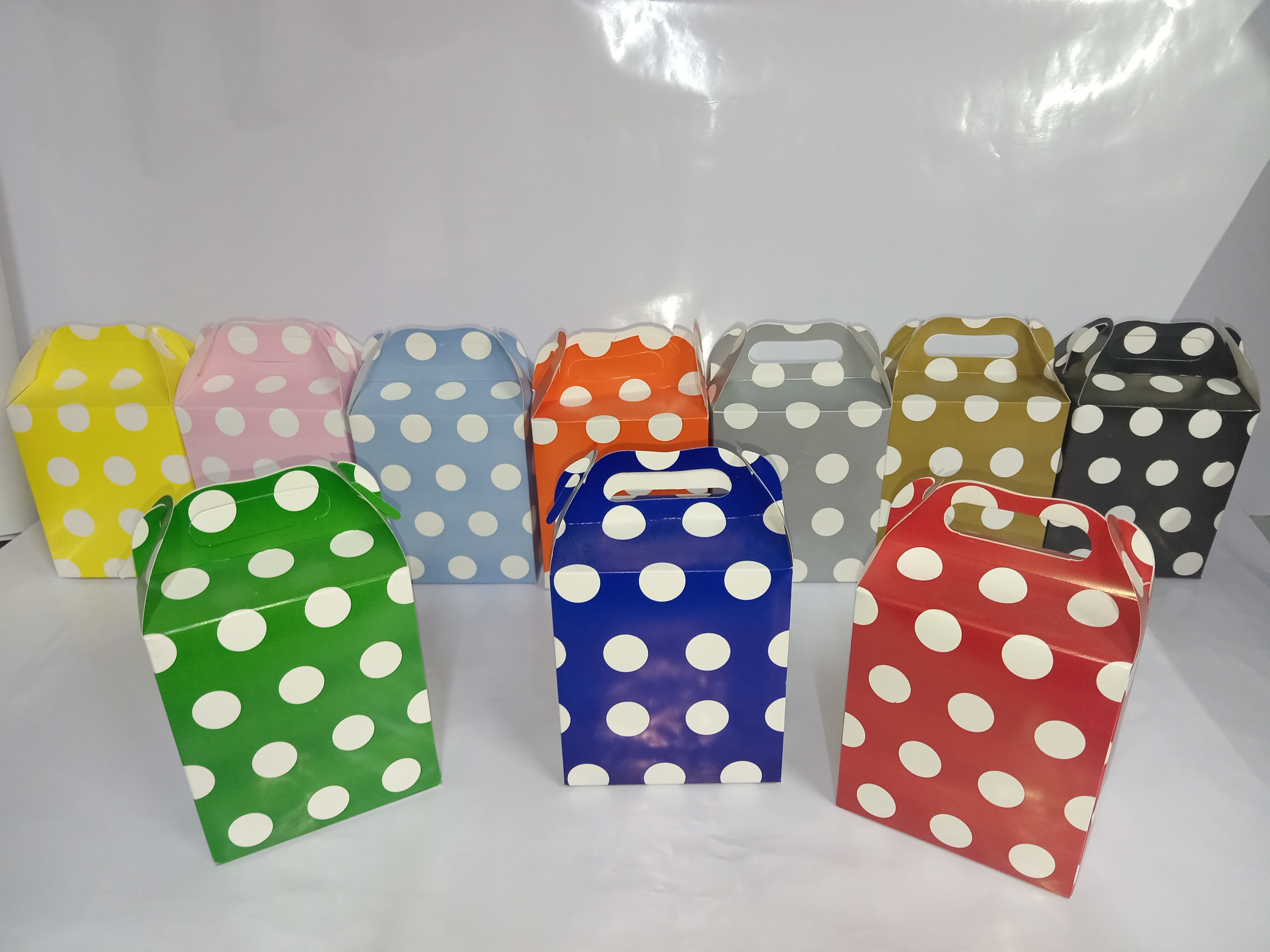 LONCHERA DE PUNTOS
MEDIDAS 12.5X9X14.5
DISPONIBLE EN:
AMARILLO
ROSA
AZUL CIELO
NARANJA
GRIS
PLATEADO
DORADO
NEGRO
VERDE
AZUL MARINO
ROJO