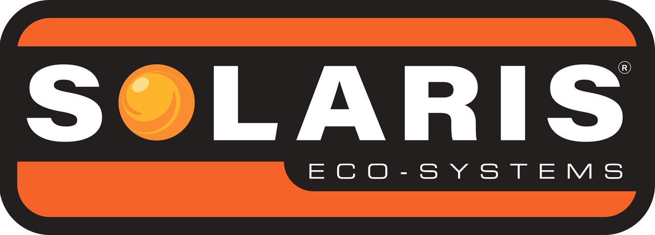 Sala de espera moderna con letrero Solaris Ecosystems, sillones blancos, plantas, estanterías iluminadas y grandes ventanales