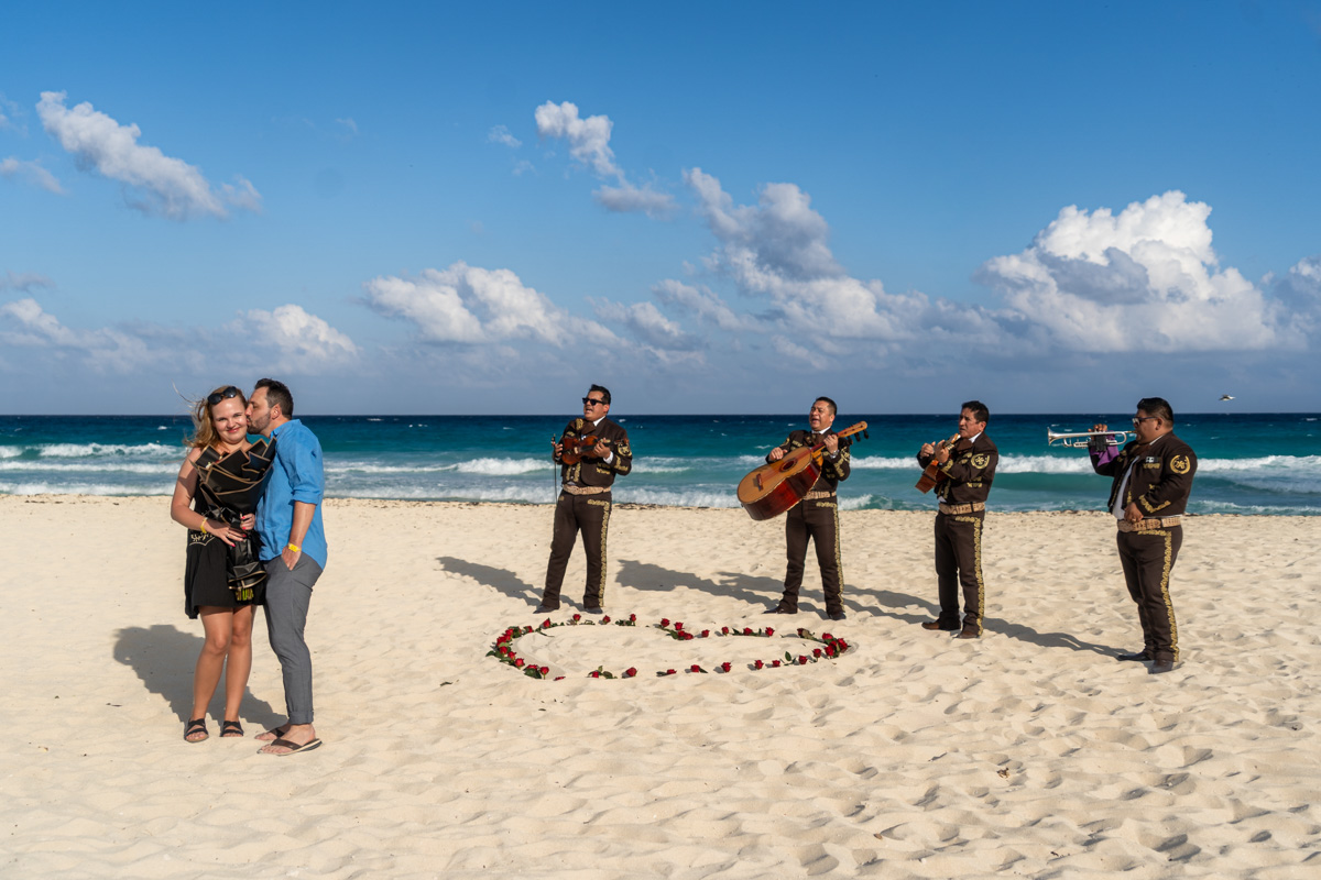 https://0201.nccdn.net/4_2/000/000/060/85f/mariachi-surprise-playa-delfines-cancun-couple-session-lux-artif.jpg