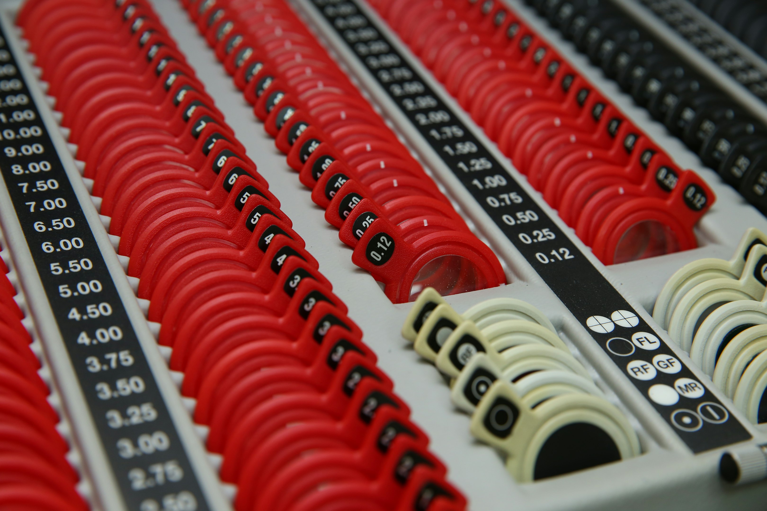 una fila de botones y números rojos y blancos