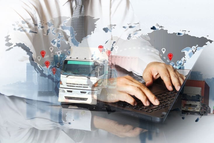 Persona usando portátil con mapa mundial, camiones y ubicaciones de logística en fondo. Persona usando portátil con mapa mundial, camiones y ubicaciones de logística en fondo.