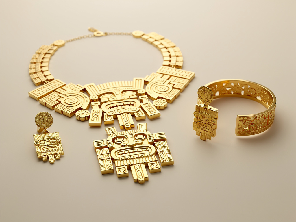 Conjunto de joyería de oro con collar, pulsera y aretes de diseño prehispánico sobre fondo beige
