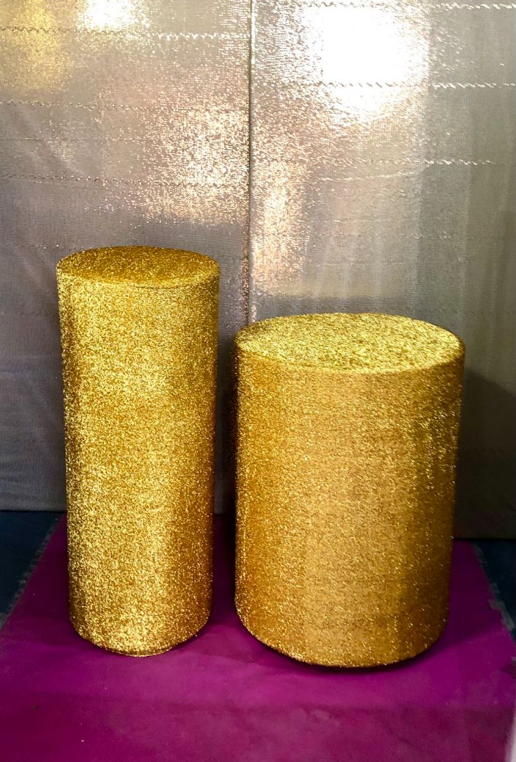 Mesas Cilindricas Doradas
Medidas:
Mediana 40, 5D X 1,02 M Altura .
Principal 60, 5D X 80CM Altur
$ 60.000